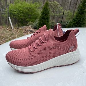 NWT Skechers Bobs Sparrow 2.0 Slip On woman’s Sneakers Size 9